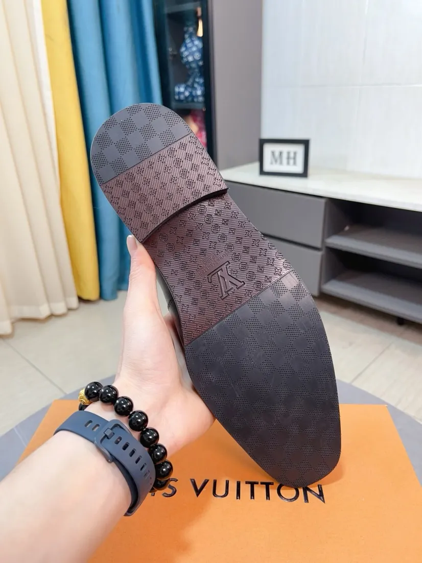 Men's Men's Shoes 💰458🌹🌹Niuli [LV] Louis Vuitton's new open-edge pigskin shoes are the most popular classic. Synchronized with the official website, the upper adopts Italian imported upper embossing➕comfortable cowhide lining, fashionable atmosphere, unique brand and unique craftsmanship. Highlighting the hot style of the new year. Stop hesitating, stop wandering, get it now. Code number: 38--44